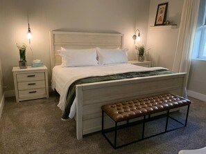 4 camere, una scrivania, tende oscuranti, ferro/asse da stiro