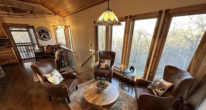 7 Min. to Downtown Bolivar- River Frontage-Remote & Relaxing, Kayaks & Hot Tub