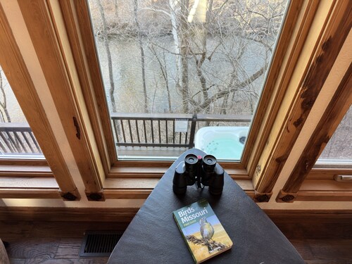 7 Min. to Downtown Bolivar- River Frontage-Remote & Relaxing, Kayaks & Hot Tub