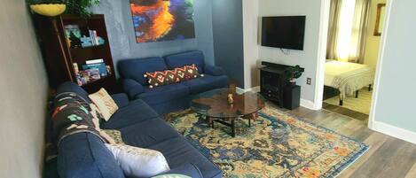 Una Smart TV, una chimenea, libros