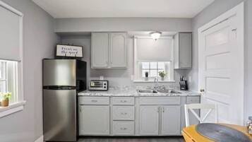 Refrigerador, microondas, cafetera y tetera y tostadora