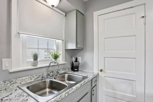 Patty's Place - Private and Convenient EV-Friendly Apartment near Downtown