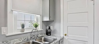 Patty's Place - Private and Convenient EV-Friendly Apartment near Downtown