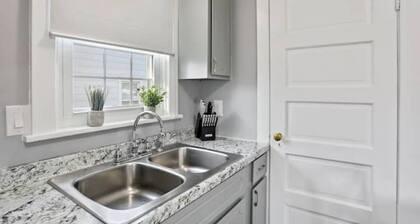 Patty's Place - Private and Convenient EV-Friendly Apartment near Downtown