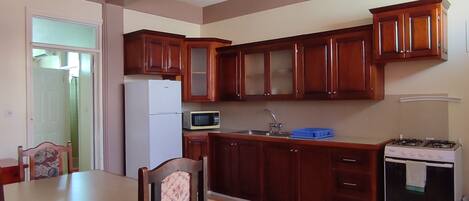 Oven, cookware/dishes/utensils