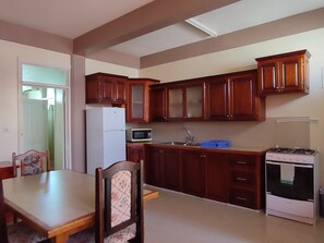 Oven, cookware/dishes/utensils