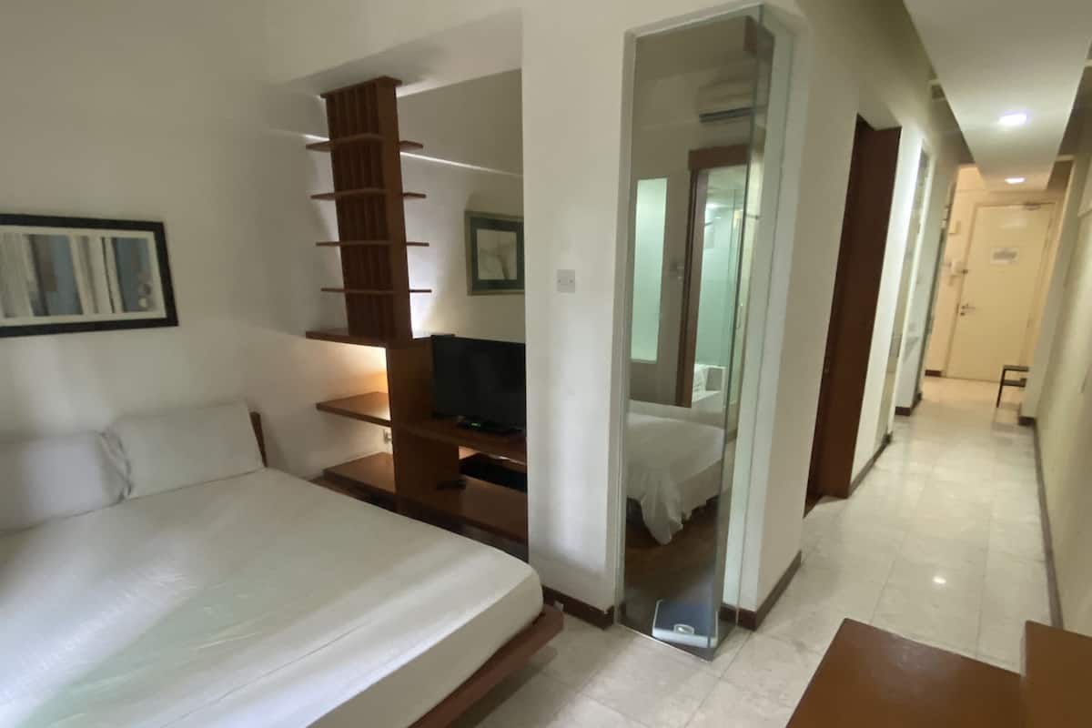 Espacio para trabajar con laptop y cortinas blackout