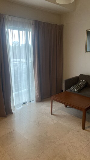 ห้องเบสิกสตูดิโอสวีท | บริเวณนั่งเล่น | ทีวีจอแอลอีดี 40 นิ้ว พร้อมช่องเคเบิล, เครื่องเล่นดีวีดี