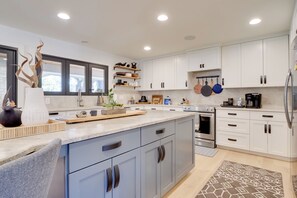 Jääkaappi, mikroaaltouuni, liesi, astianpesukone