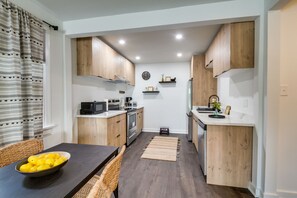 Réfrigérateur, micro-ondes, plaque de cuisson, lave-vaisselle