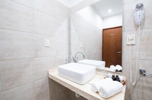 Phòng Superior | Phòng tắm | Đồ dùng nhà tắm miễn phí, máy sấy tóc, chậu vệ sinh/vòi rửa 