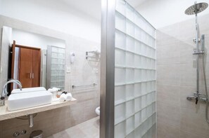 Bathroom shower - Bemar Carmelo Hotel (Carmelo)