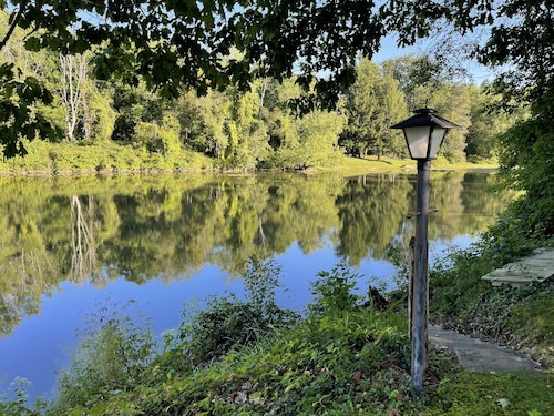 CREEKSIDE  COTTAGE WITH WATER ACCESS, LARGE LOT WITH CAMPFIRES AND LOTS OF CHARM