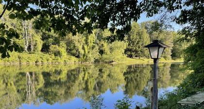 CREEKSIDE COTTAGE WITH WATER ACCESS, LARGE LOT WITH CAMPFIRES AND LOTS OF CHARM