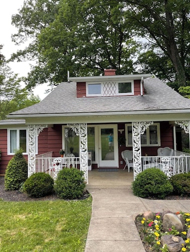 CREEKSIDE  COTTAGE WITH WATER ACCESS, LARGE LOT WITH CAMPFIRES AND LOTS OF CHARM