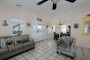 Smart TV - 3 Bedroom House nestled between the bay and beach! Walk to both! (Gulf Shores)