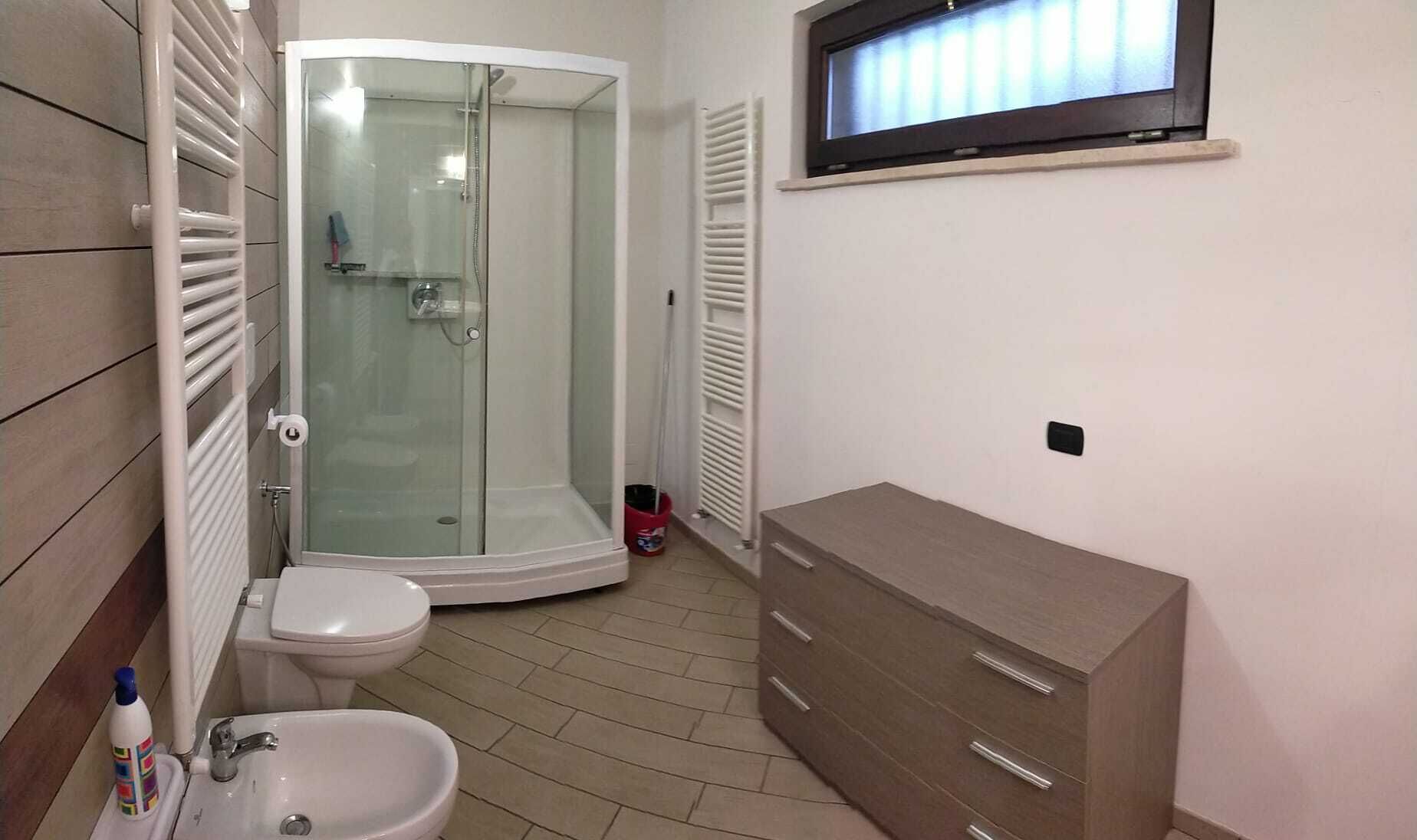 Doccia, asciugacapelli, bidet, sapone