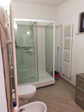 Dusche, Haartrockner, Bidet, Seife