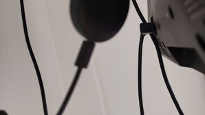 Primer plano de un monitor de computadora con varios cables conectados.