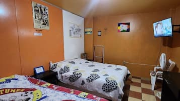 1 dormitorio y tabla de planchar con plancha