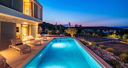 Villa Hypnotic with Pool