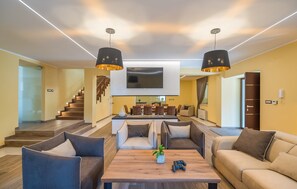 TV - Villa Elise with Pool (Novigrad)