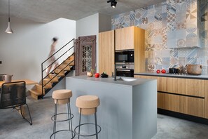 Frigorifero, microonde, forno, piano cottura