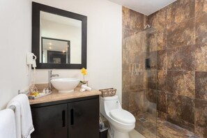 Dusche, Haartrockner, Handtücher, Seife