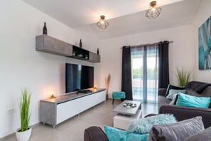 TV - Villa Samba with Pool (Pula)