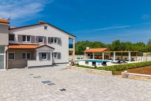 A two-story house with a swimming pool, outdoor seating, and a garden. - Villa Samba with Pool (Pula)