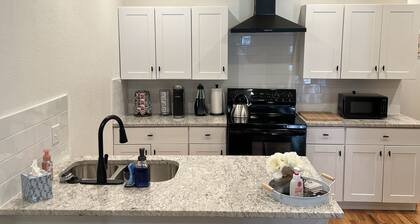 This space is in a cozy neighborhood 5 minutes from downtown.