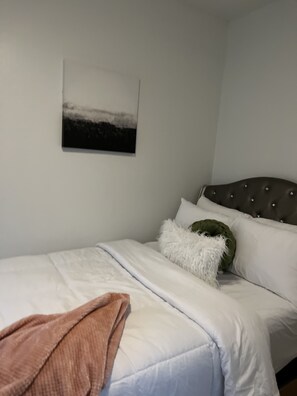 3 quartos, ferros/tábuas de passar roupa, berço de viagem