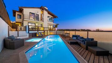 Alberca al aire libre y alberca climatizada