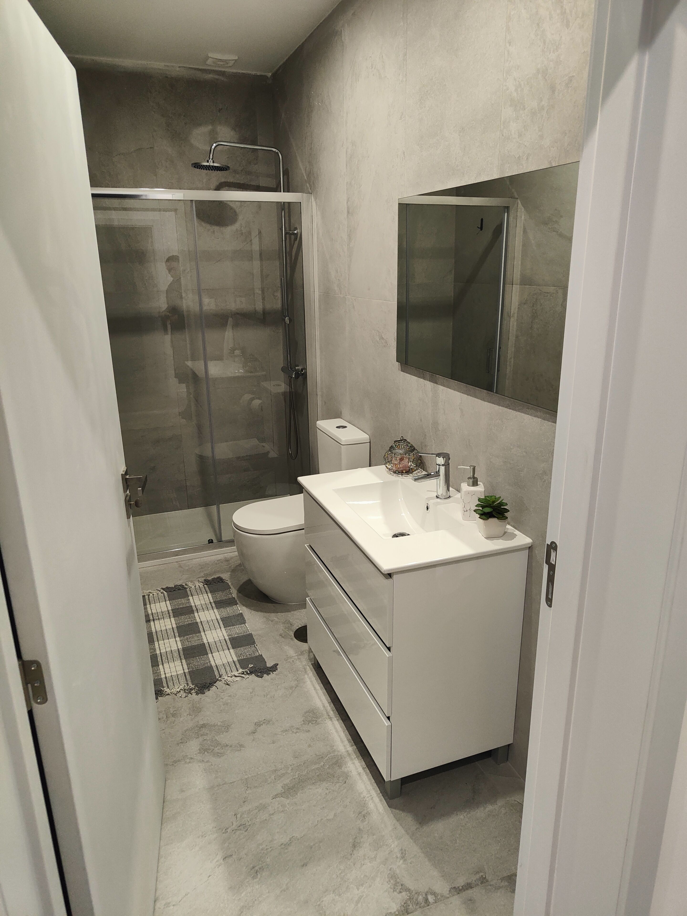 Een haardroger, een bidet, handdoeken, zeep