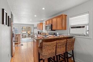 Refrigerador, microondas, horno y parrilla de estufa