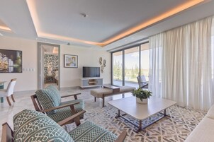 Apartamento Deluxe | Zona de estar | Una Smart TV