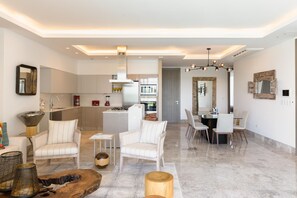 Apartamento família, 2 quartos, vista para o lago | Área de estar | Smart TV