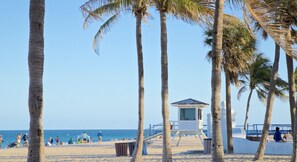 Beach nearby, sun-loungers, beach towels