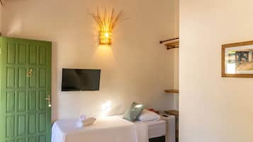 Habitación triple estándar | Minibar, tabla de planchar con plancha, wifi gratis y ropa de cama