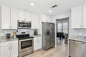 Køleskab, mikrobølgeovn, ovn, kogeplade