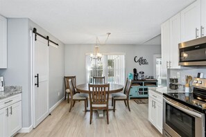 Réfrigérateur, four à micro-ondes, un four, surface de cuisson