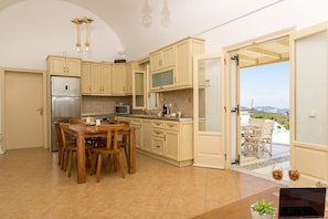 Kühlschrank, Ofen, Herdplatte, Wasserkocher mit Kaffee-/Teezubehör