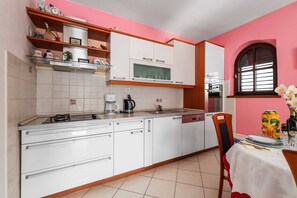 Refrigerador, horno, parrilla de estufa y lavavajillas