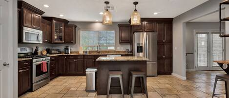 Frigorífico, microondas, horno y placa de cocina