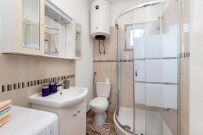 Dusche, Haartrockner, Handt ücher, Toilettenpapier