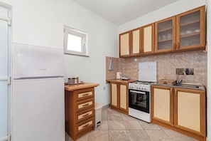 Fridge, oven, stovetop, electric kettle
