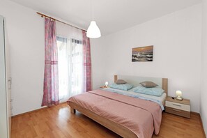 2 bedrooms, travel crib, free WiFi, bed sheets
