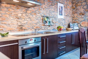 Frigorifero, microonde, forno, piano cottura