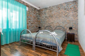 2 bedrooms, in-room safe, iron/ironing board, free WiFi - Rural House Gluić - with outdoor pool (Bogatic)