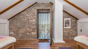 2 bedrooms, in-room safe, iron/ironing board, free WiFi